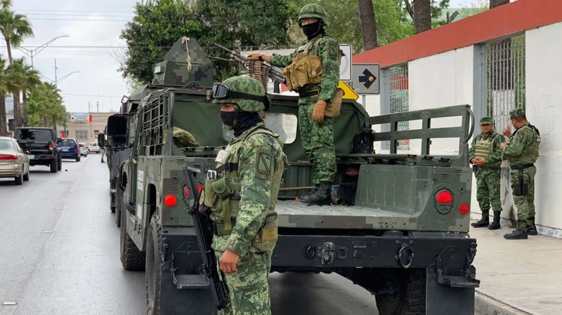 Các binh sĩ quân đội Mexico chuẩn bị 1 nhiệm vụ tìm kiếm 4 công dân Mỹ bị các tay súng bắt cóc tại Matamoros, Mexico, ngày 6/3/2023. (Ảnh: AP)