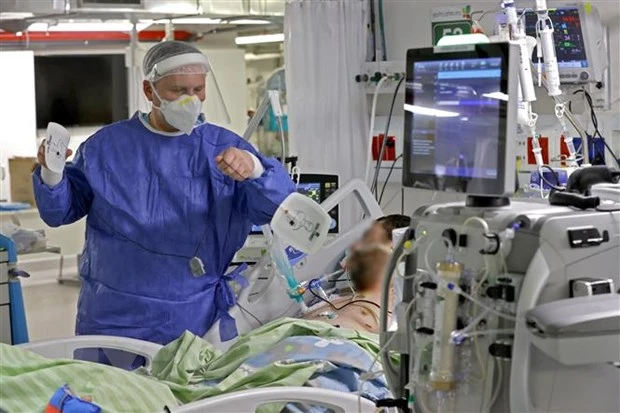 Quy định mới bảo đảm bệnh nhân được tiếp cận an toàn với các thiết bị y tế. (Ảnh: AFP/TTXVN)