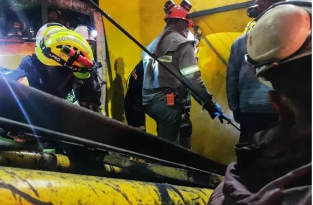 Lính cứu hỏa nỗ lực giải cứu các thợ mỏ sau vụ nổ ngày 15/3/2023. (Nguồn: AFP)
