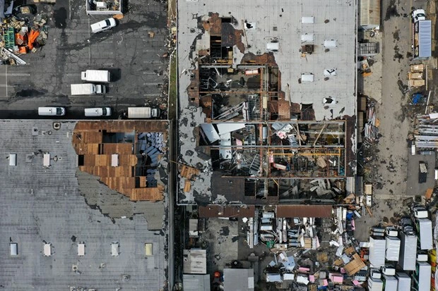 Mái của một khu công nghiệp bị hư hại do lốc xoáy tại Mỹ. (Nguồn: AFP/TTXVN)