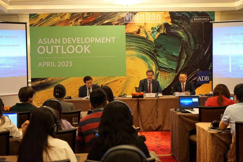 Quang cảnh buổi họp báo công bố báo cáo Triển vọng phát triển châu Á (ADO) tháng 4/2023 của ADB sáng 4/4/2023. (Ảnh: TRUNG HƯNG)