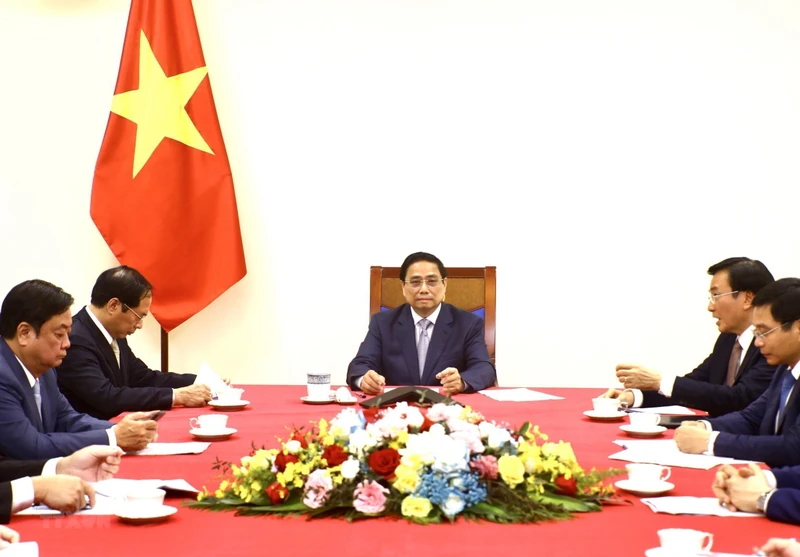 Thủ tướng Chính phủ Phạm Minh Chính điện đàm với Thủ tướng Quốc vụ viện Trung Quốc Lý Cường. (Ảnh: TTXVN)