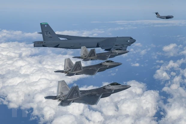 Máy bay ném bom chiến lược B-52 và máy bay chiến đấu tàng hình F-22 cùng máy bay C-17 tham gia cuộc tập trận phối hợp trên không giữa quân đội Hàn Quốc và Mỹ, ngày 20/12/2022. (Ảnh: YONHAP/TTXVN)