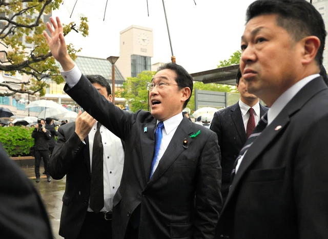 Thủ tướng Fumio Kishida vẫy tay chào cử tri tại thành phố Urayasu, tỉnh Chiba, chiều 15/4/2023, vài giờ sau khi xảy ra vụ nổ ở Wakayama. (Ảnh: Asahi)