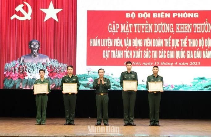 Trung tướng Lê Đức Thái trao Bằng khen của Bộ trưởng Quốc phòng, Tổng Tham mưu trưởng Quân đội nhân dân Việt Nam tặng các tập thể, vì đã có thành tích xuất sắc tại các giải quốc gia đầu năm 2023.