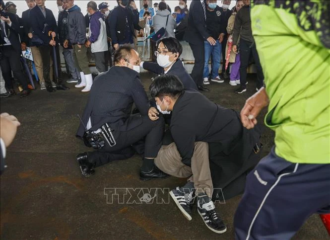 Cảnh sát bắt giữ người đàn ông ném thiết bị nổ về phía Thủ tướng Nhật Bản Fumio Kishida tại Wakayama, Nhật Bản, ngày 15/4/2023. (Ảnh: Kyodo/TTXVN)