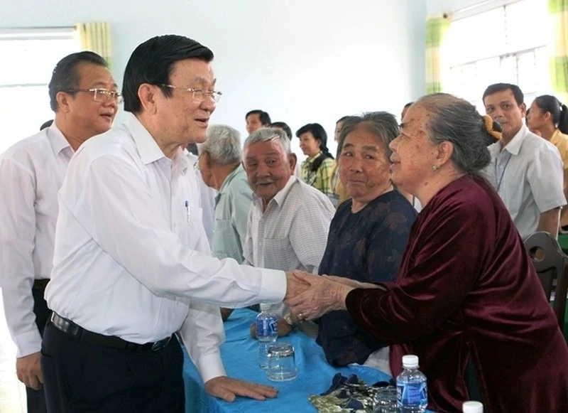 Nguyên Chủ tịch nước Trương Tấn Sang với nhân dân xã nông thôn mới Thiện Nghiệp, TP Phan Thiết (Bình Thuận), tháng 3/2015. (Ảnh: NGUYỄN KHANG/TTXVN)