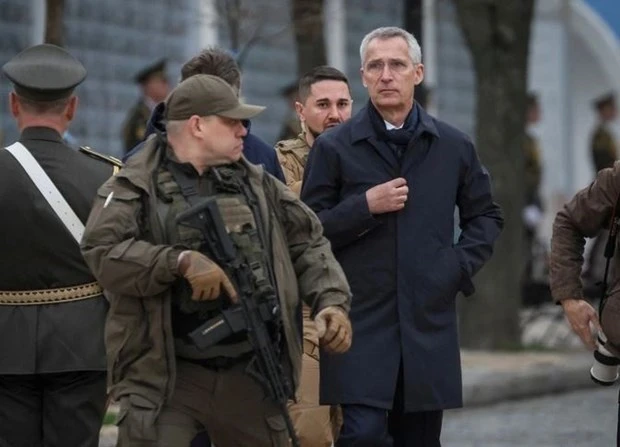 Tổng thư ký NATO tại quảng trường St. Michael ở trung tâm thành phố Kiev ngày 20/4/2023. (Ảnh: Reuters).