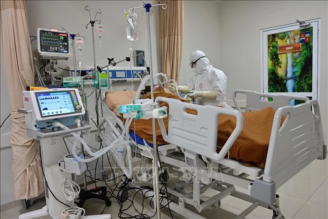 Nhân viên y tế điều trị cho bệnh nhân mắc Covid-19 tại một bệnh viện ở thành phố Bogor, Indonesia ngày 3/9/2020. (Ảnh tư liệu: AFP/TTXVN)