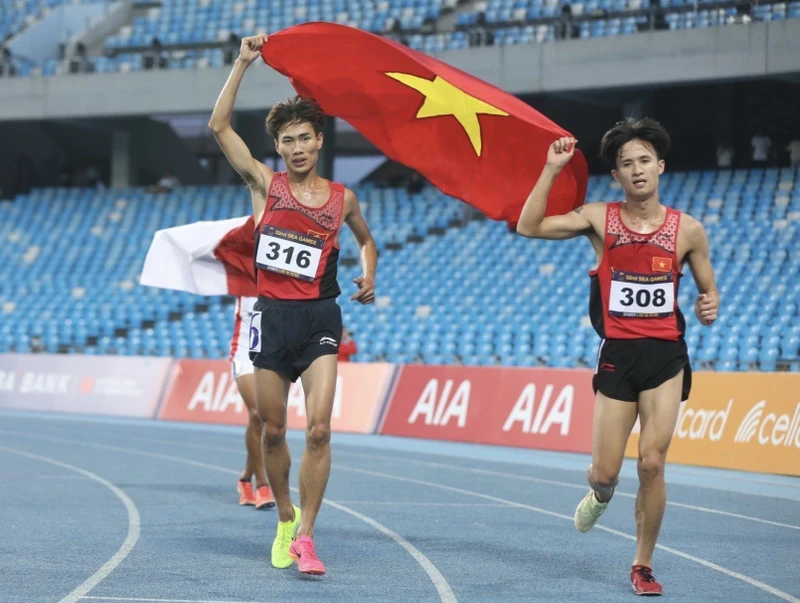 Vận động viên Nguyễn Trung Cường (308) giành Huy chương Vàng và Lê Tiến Long (316) giành Huy chương Bạc nội dung chạy 3.000m vượt chướng ngại vật nam ở môn Điền kinh trong ngày thi đấu 10/5. (Ảnh: TTXVN) 