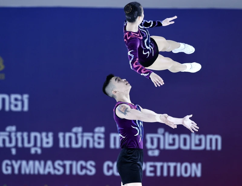 Trần Ngọc Thúy Vi và Lê Hoàng Phong giành Huy chương Vàng Aerobic nội dung đôi nam nữ. (Ảnh: TTXVN)