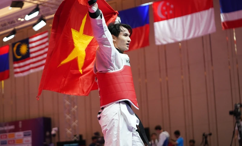 Vận động viên Lý Hồng Phúc giành Huy chương Vàng Taekwondo hạng cân dưới 74kg nam - Huy chương Vàng đối kháng đầu tiên và là tấm Huy chương Vàng thứ ba của đội tuyển Taekwondo tại SEA Games 32, ngày 14/5/2023. (Ảnh: TTXVN)