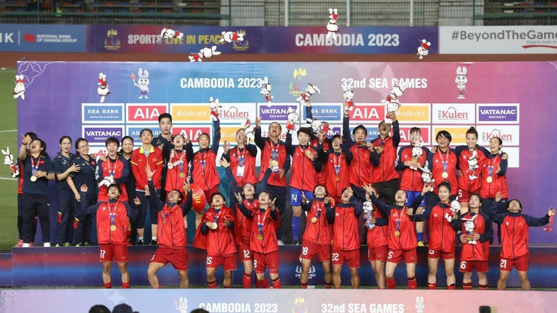 Đội tuyển Bóng đá nữ Việt Nam xuất sắc giành Huy chương Vàng SEA Games 32. (Ảnh: TTXVN)