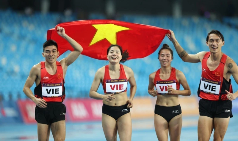 Đội tuyển Điền kinh Việt Nam giành Huy chương Vàng nội dung 4x400m hỗn hợp. Các vận động viên điền kinh đã giành được 12 Huy chương Vàng, 20 Huy chương Bạc, 8 Huy chương Đồng, đóng góp lớn vào thành tích của Đoàn Thể thao Việt Nam. (Ảnh: TTXVN)
