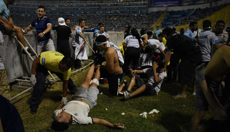 Vụ giẫm đạp tại sân vận động Cuscatlan xảy ra trước trận đấu giữa hai đội bóng địa phương FAS và Alianza khiến hơn 100 người thương vong. (Ảnh: El Mundo)