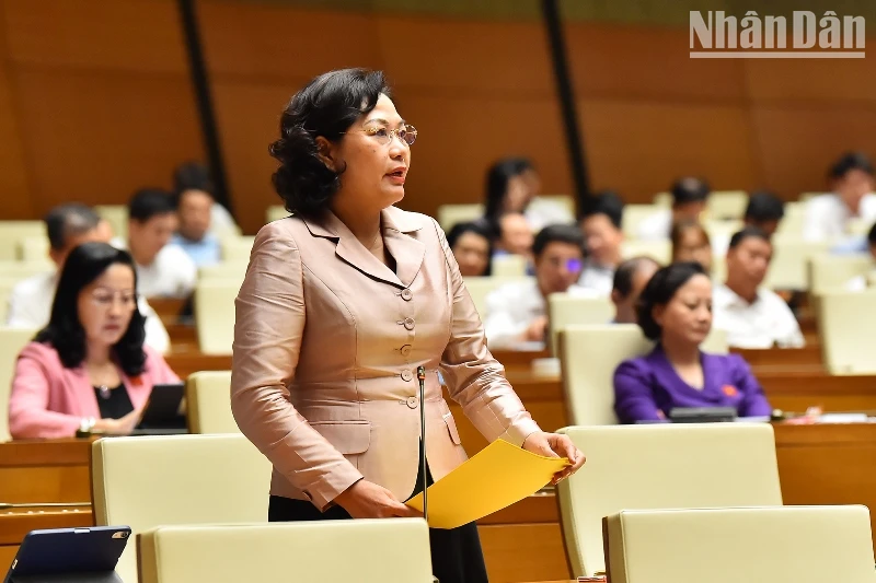 Thống đốc Ngân hàng Nhà nước Nguyễn Thị Hồng giải trình, làm rõ một số nội dung đại biểu Quốc hội nêu tại phiên thảo luận. (Ảnh: THỦY NGUYÊN)