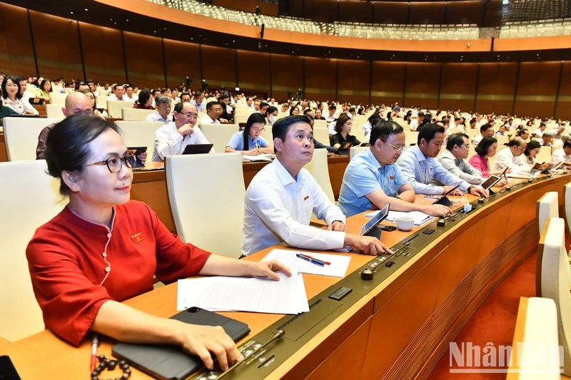 Các đại biểu Quốc hội biểu quyết thông qua Nghị quyết về Chương trình giám sát của Quốc hội năm 2024. (Ảnh: ĐĂNG KHOA)