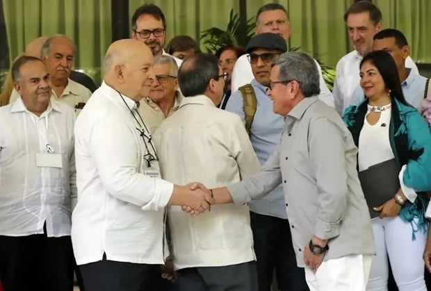 Trưởng đoàn đàm phán của Chính phủ Colombia Otty Patinõ và đứng đầu phái đoàn của ELN Israel Ramírez bắt tay nhau trước khi bước vào vòng đàm phán. (Nguồn: La Patria)