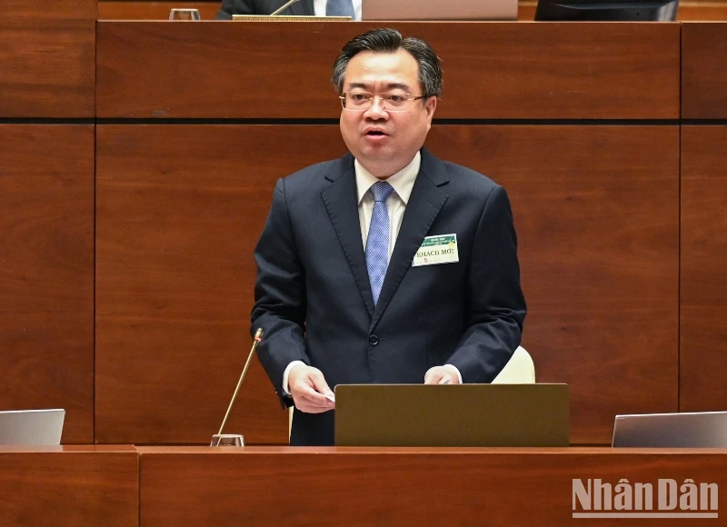 Bộ trưởng Xây dựng Nguyễn Thanh Nghị tiếp thu, giải trình, làm rõ một số vấn đề đại biểu Quốc hội nêu. (Ảnh: DUY LINH)