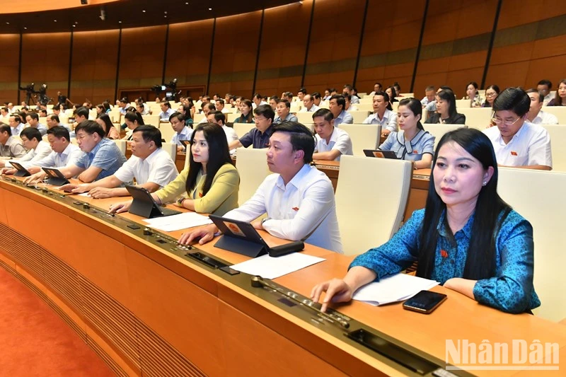 Quốc hội biểu quyết thông qua 2 Nghị quyết thành lập Đoàn giám sát chuyên đề của Quốc hội năm 2024. (Ảnh: ĐĂNG KHOA)