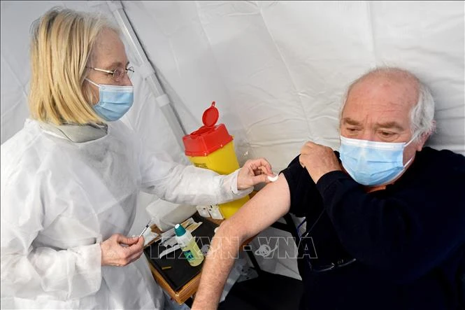 Nhân viên y tế tiêm vaccine ngừa Covid-19 cho người dân tại Lens, Pháp. (Ảnh tư liệu: AFP/TTXVN)