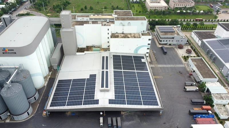 Điện mặt trời được đánh giá có vai trò quan trọng trong quá trình chuyển đổi năng lượng của ngành sản xuất FDI tại Việt Nam. Trong ảnh, một dự án điện mặt trời do Công ty CMES triển khai lắp đặt tại Công ty TNHH CJ Foods Việt Nam, tỉnh Bà Rịa-Vũng Tàu.