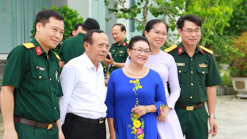 Các nhà văn tham dự trại sáng tác về lực lượng vũ trang và chiến tranh cách mạng năm 2023 tại Đà Nẵng.