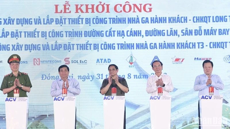 Thủ tướng Phạm Minh Chính và các đồng chí lãnh đạo thực hiện nghi thức khởi công 3 dự án. 