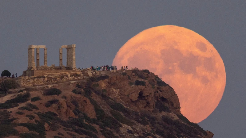 Siêu trăng mọc phía sau ngôi đền cổ Poseidon ở Cape Sounion, Hy Lạp, ngày 30/8/2023. (Ảnh: Reuters) 