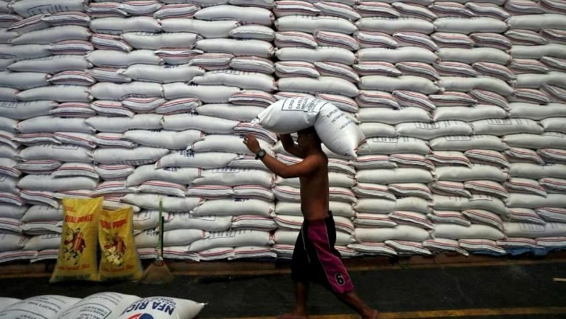 Gạo xay kỹ trong nước và nhập khẩu hiện được bán với giá từ 47 đến 56 peso ở khu vực vùng thủ đô của Philippines. (Ảnh: Reuters)