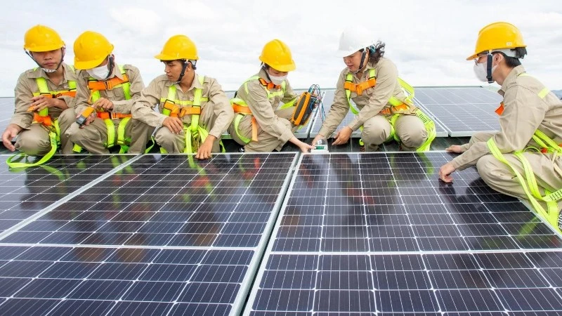 Nhu cầu việc làm và kỹ năng cho quá trình chuyển dịch năng lượng ở Việt Nam đang đặt ra nhiều cơ hội cũng như thách thức. (Ảnh: Trung tâm đào tạo nghề Năng lượng tái tạo-Công nghệ điện gió và điện mặt trời)