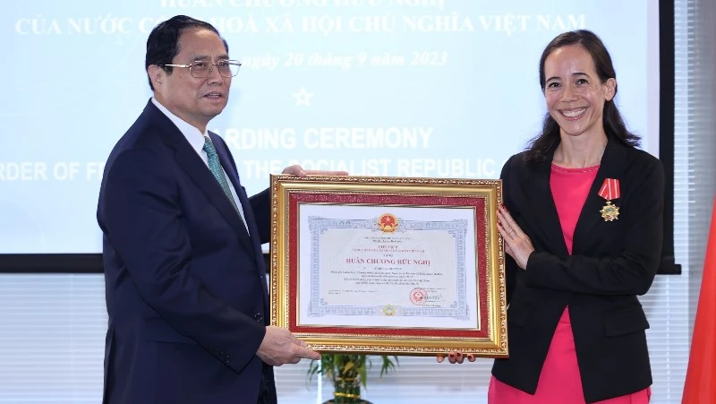 Thủ tướng Phạm Minh Chính trao Huân chương Hữu nghị của Nhà nước Việt Nam cho bà Aurélia Nguyen. (Ảnh: NHẬT BẮC)