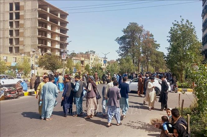 Người dân chạy ra khỏi các tòa nhà khi xảy ra động đất ở Herat, Afghanistan, ngày 7/10/2023. (Ảnh: AFP/TTXVN)