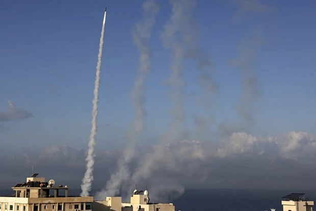 Rocket bắn từ Dải Gaza vào lãnh thổ Israel, ngày 7/10/2023. (Ảnh: AFP/TTXVN)