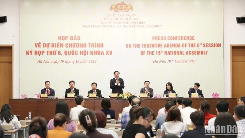 Quang cảnh họp báo thông tin về dự kiến chương trình Kỳ họp thứ 6, Quốc hội khóa XV tổ chức chiều 19/10. (Ảnh: DUY LINH)