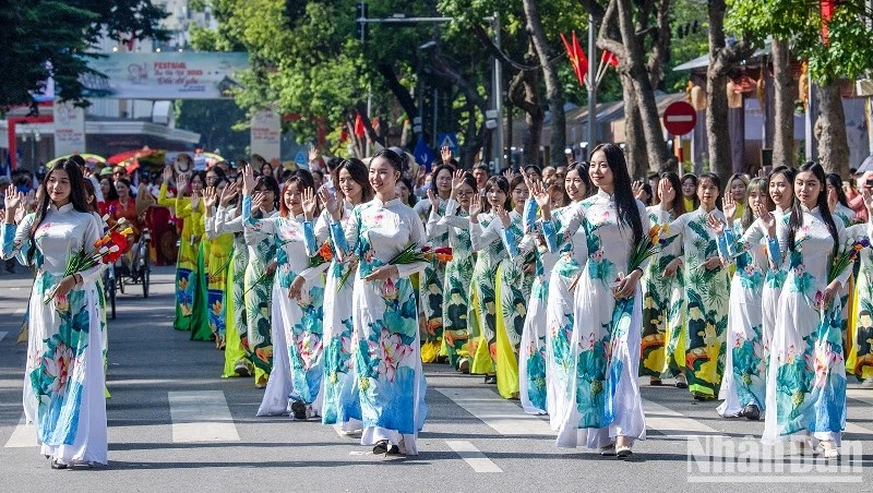 Đoàn diễu hành áo dài của Thành đoàn Hà Nội tại Festival Thu Hà Nội, tháng 10/2023. (Ảnh minh họa: THÀNH ĐẠT)
