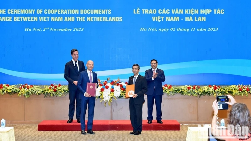 Trao Thỏa thuận giữa Tổng cục Hải quan Việt Nam và Cơ quan Hải quan Hà Lan về việc thực hiện Hiệp định giữa Việt Nam và Hà Lan về hợp tác và hỗ trợ hành chính lẫn nhau trong lĩnh vực hải quan. (Ảnh: TRẦN HẢI)