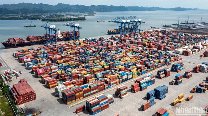 Bốc dỡ hàng hóa tại cảng container Đình Vũ, Hải Phòng. (Ảnh minh họa: THÀNH ĐẠT)
