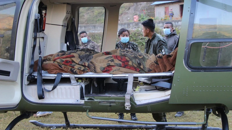 Máy bay trực thăng của quân đội vận chuyển người bị thương sau trận động đất ở Jajarkot, Nepal, ngày 4/11/2023. (Ảnh: Quân đội Nepal/Reuters) 