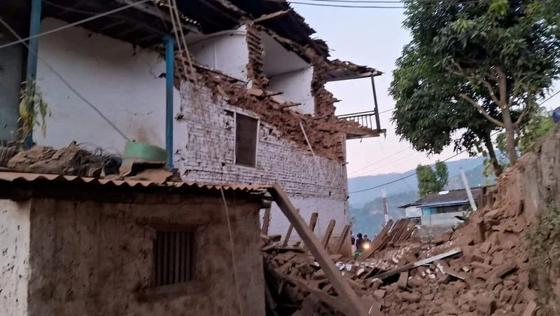 Một tòa nhà bị hư hại trong trận động đất ở Jajarkot, Nepal, ngày 4/11/2023. (Ảnh: Văn phòng Thủ tướng Nepal/Reuters) 