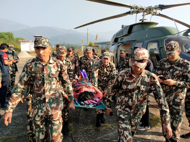 Lực lượng quân đội di chuyển người bị thương khỏi khu vực ảnh hưởng sau trận động đất ở Jajarkot, Nepal, ngày 4/11/2023. (Ảnh: Quân đội Nepal/Reuters)