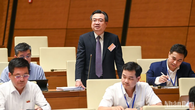 Bộ trưởng Xây dựng Nguyễn Thanh Nghị trả lời chất vấn. (Ảnh: DUY LINH) 