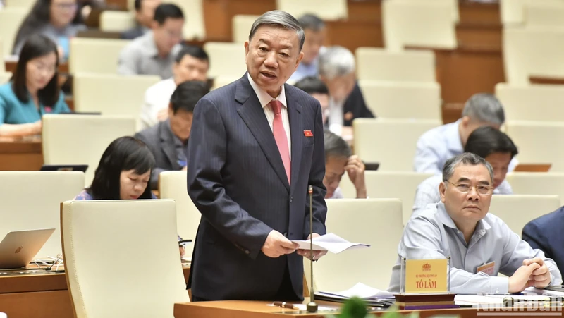 Bộ trưởng Công an Tô Lâm trả lời chất vấn của đại biểu Quốc hội. (Ảnh: ĐĂNG KHOA) 