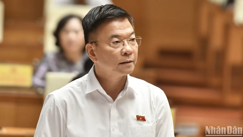 Bộ trưởng Tư pháp Lê Thành Long trả lời chất vấn của đại biểu Quốc hội. (Ảnh: ĐĂNG KHOA) 