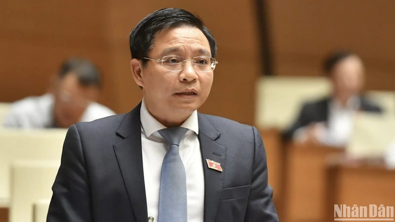 Bộ trưởng Giao thông vận tải Nguyễn Văn Thắng trả lời chất vấn của đại biểu Quốc hội. (Ảnh: ĐĂNG KHOA) 