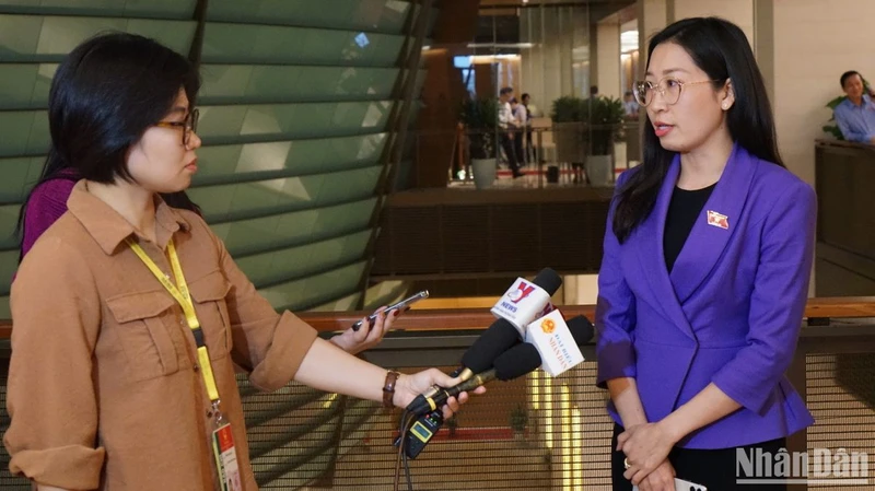 Đại biểu Hoàng Thị Thanh Thúy (Tây Ninh) trao đổi với báo chí bên hành lang Kỳ họp thứ 6, Quốc hội khóa XV. (Ảnh: TRUNG HƯNG) 