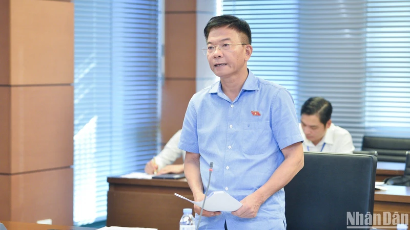 Bộ trưởng Tư pháp Lê Thành Long phát biểu thảo luận tại Tổ 5. (Ảnh: THỦY NGUYÊN) 