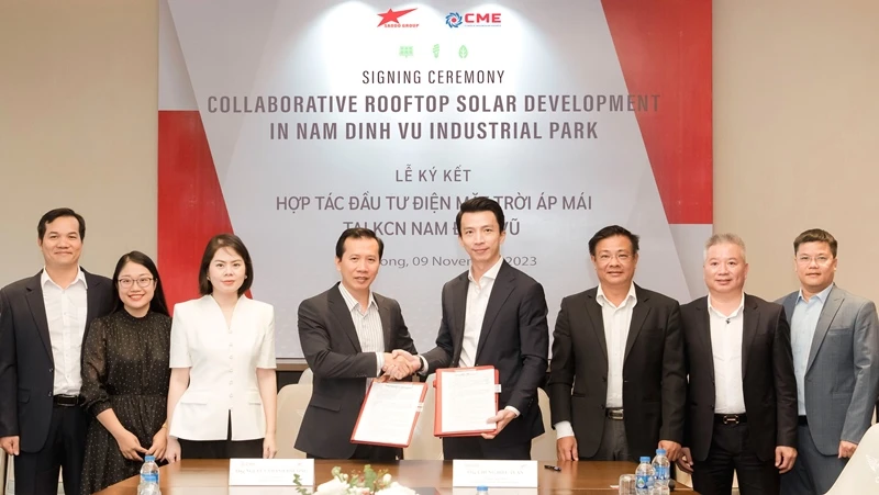 Đại diện Tập đoàn Sao Đỏ và Công ty CME Solar ký kết thỏa thuận hợp tác để triển khai hệ thống điện mặt trời áp mái tại Khu công nghiệp Nam Đình Vũ, Hải Phòng. 