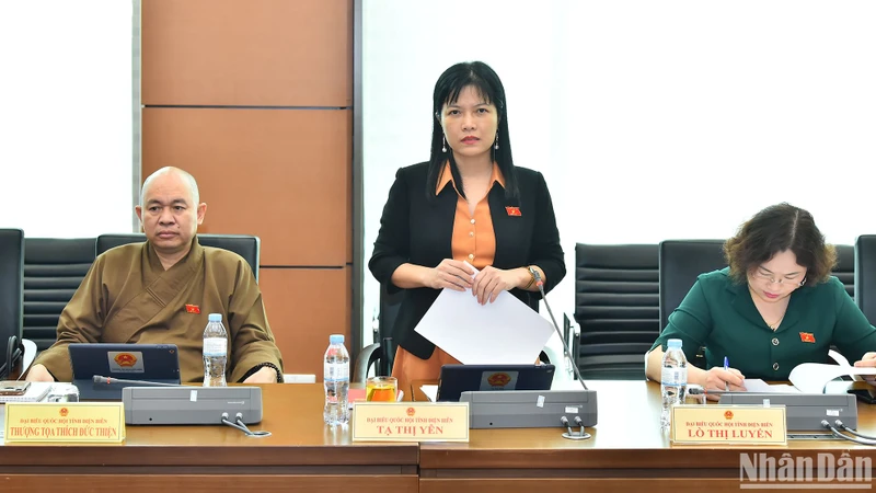 Đại biểu Tạ Thị Yên - Đoàn đại biểu Quốc hội tỉnh Điện Biên phát biểu thảo luận tại Tổ 8. (Ảnh: THỦY NGUYÊN) 