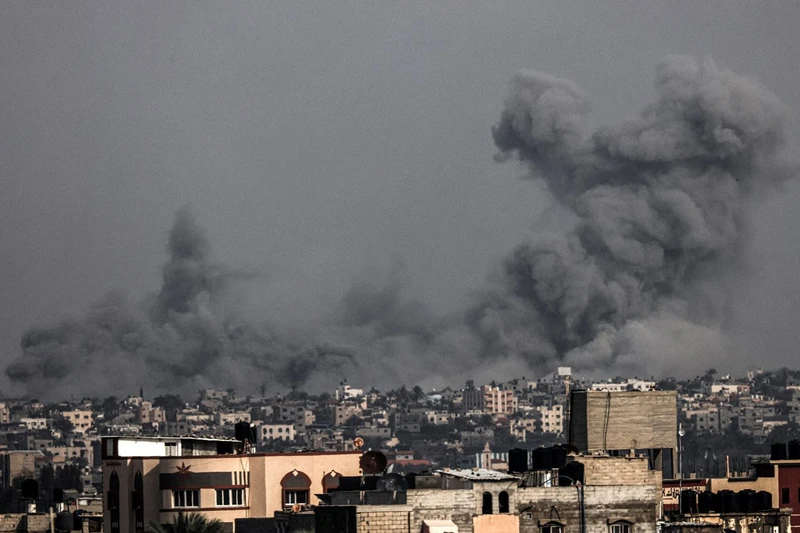 Khói bốc lên sau các cuộc oanh tạc của lực lượng Israel xuống thành phố Khan Yunis, phía nam Dải Gaza, ngày 9/12/2023. (Ảnh: AFP/TTXVN)
